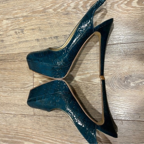Tallulah Blu Sexy Teal Textured Round Toe Pumps - Picture 7 of 15